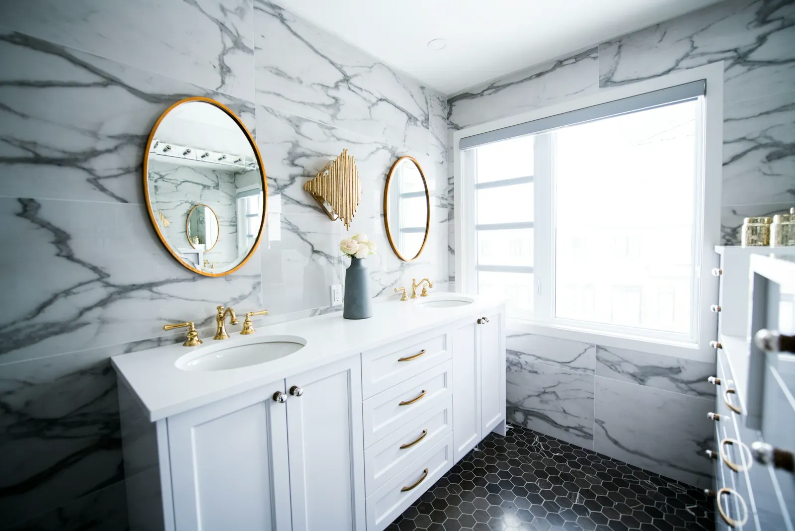 Marble bath with brass mirrors